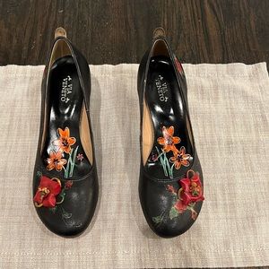 Women’s low heels, black with floral. Size 10 (fits like a nine)
